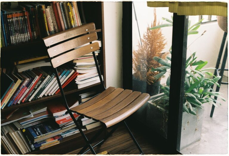 How to Create a Cozy Reading Nook in Your Home